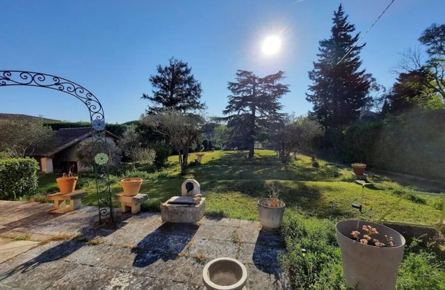 Quiet Provencal villa with large garden