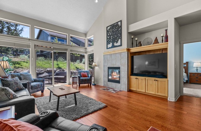 Quiet & Private Eagle Crest 2 BR | Close To Pools