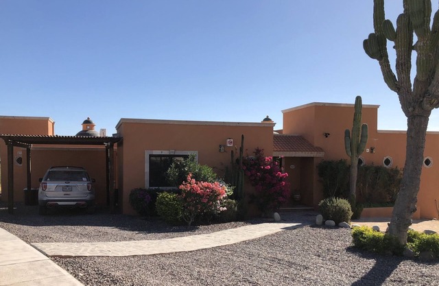 Casa privada tranquila de nueva construcción de 2 dormitorios / 2 baños con piscina climatizada