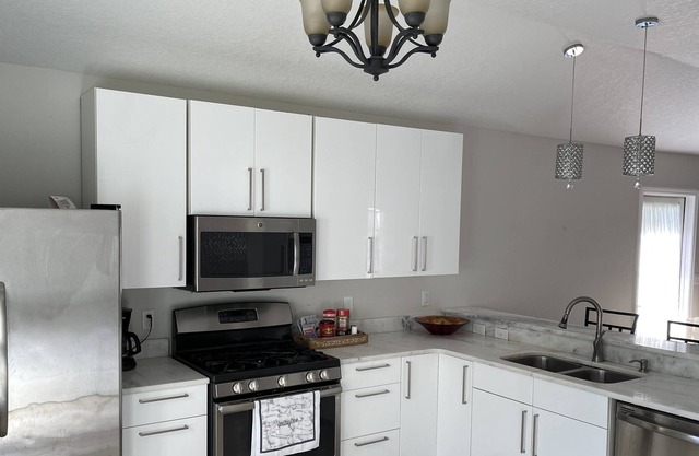 Quiet PRIVATE & Modern Beautiful (near Orlando, Bchs, +) LRG. 2br,2b Spacious