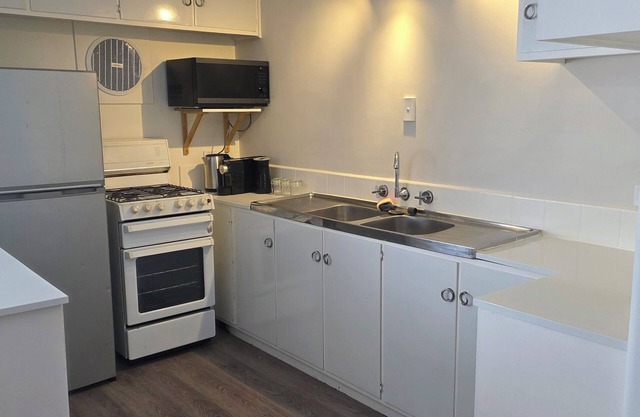 Quiet & private stay on ground level apartment in Preston