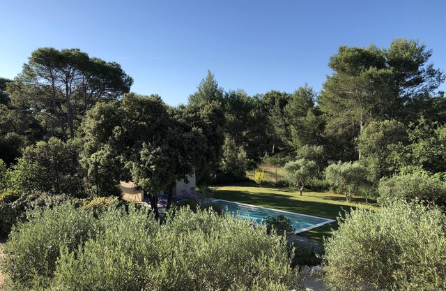 Quiet Provencal farmhouse 15 minutes from Aix-en-Provence