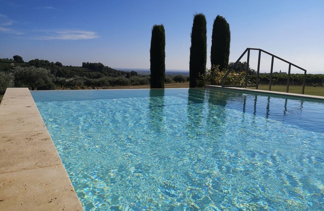 Quiet Provencal farmhouse with superb view and swimming pool