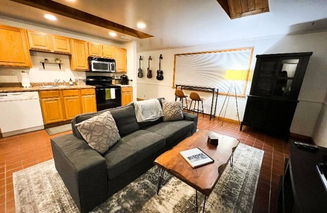 Quiet Rambler Near Hospitals - Private MIL