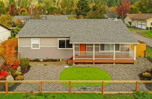 Quiet & relaxing retreat- large home with sauna