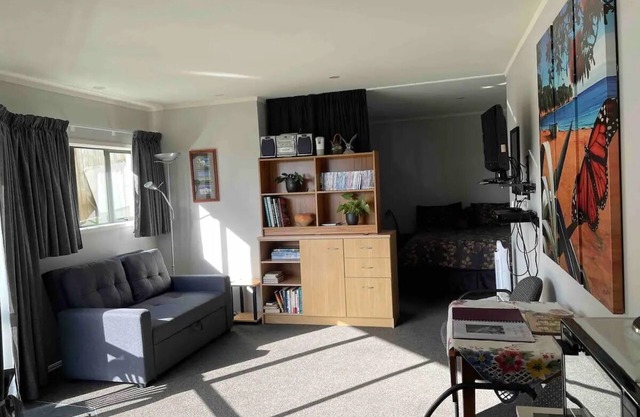 Quiet restful unit with seaviews