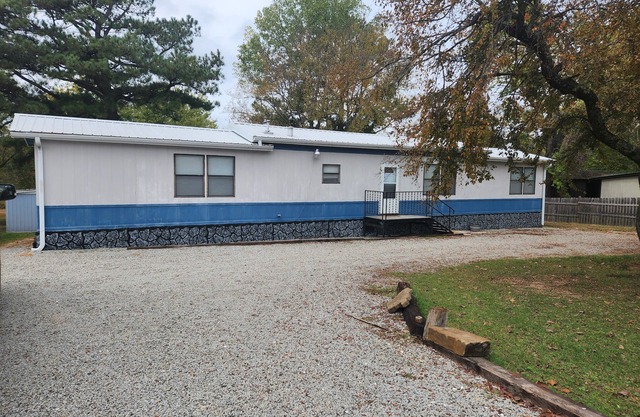 Quiet Retreat. 5 Minutes to the Marina and Boat Ramp and Pet Friendly!
