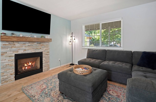 Quiet Retreat, Fenced Yard, Pet Friendly, AC