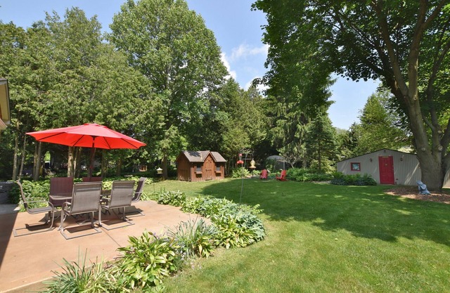 Quiet retreat in Blenheim 10 minute drive to Rondeau park or Erieau. Cozy