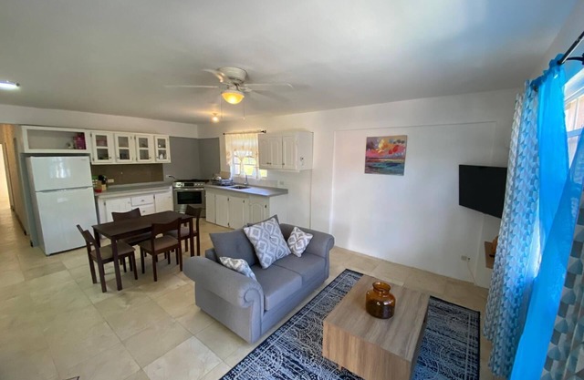 Quiet retreat. Minutes from airport, world renowned beach and major city center