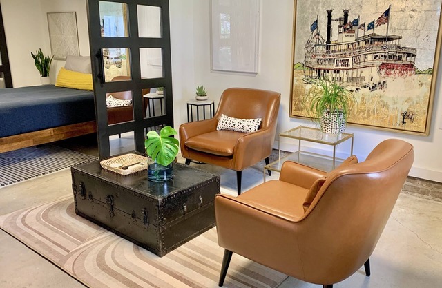 Quiet Retreat w Private Garden on Magazine St- Walk to restaurants, bars & shops