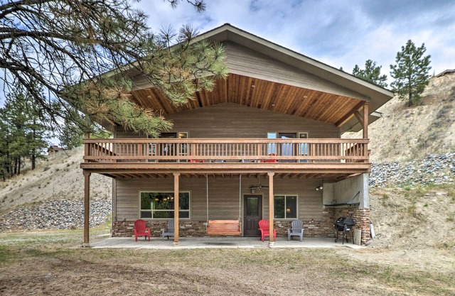 Quiet Riverside Retreat: Hike, Fish & Ski!