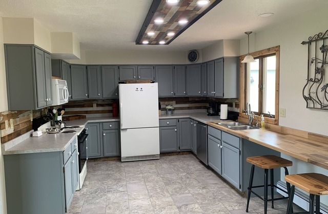 Quiet Rural 3 BR Home - Fully furnished, Utilities Included