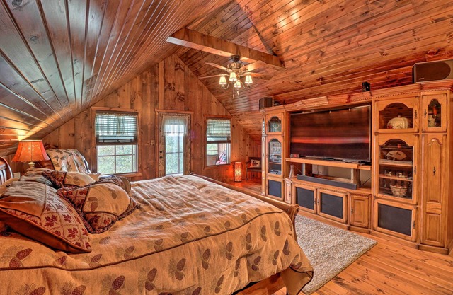 Quiet + Rustic Cabin with Fire Pit on 20 Acres!
