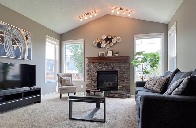 Beautiful Home - 3BR w/Office