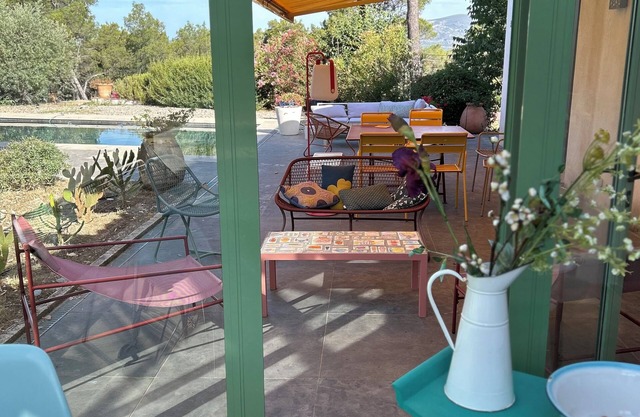 Quiet south-facing villa with private pool wooded grounds near creeks