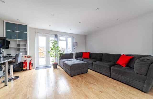 Quiet & Spacious 2BR Flat wGarden near Edmonton