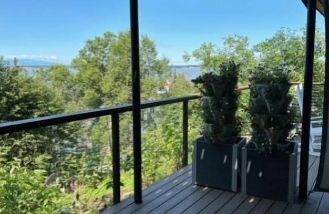 Quiet, spacious, modern home walking distance to Downtown Anchorage
