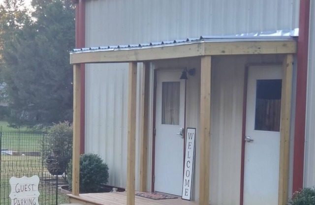 Quiet Studio just outside city limits on private 1.5 acres