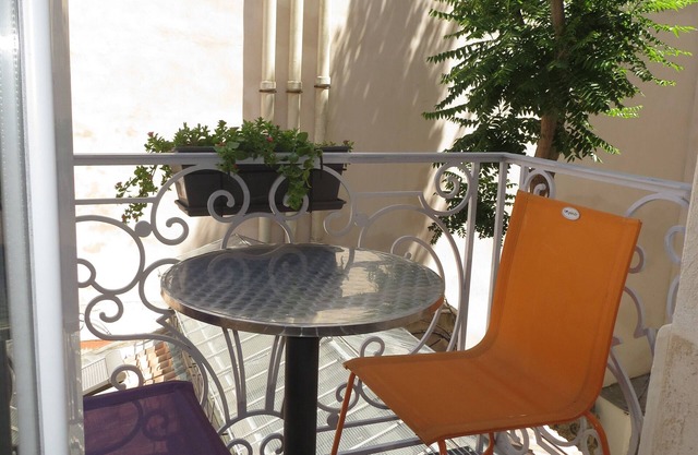 quiet studio with balcony old port canebiere