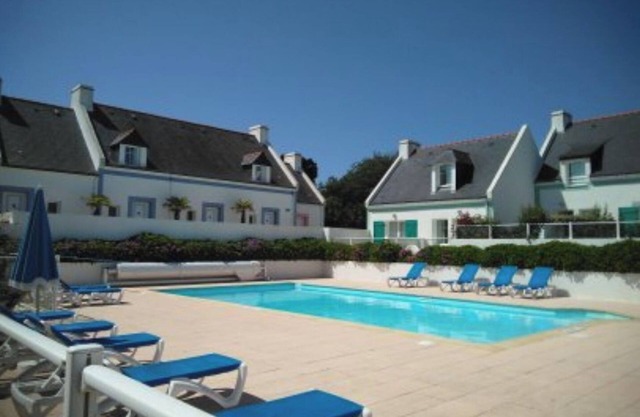 Quiet, sunny house in residence with swimming pool