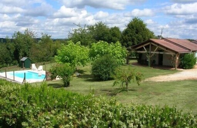 Tranquila rodeada de vegetación de una casa para un descanso asegurado.