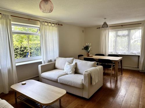 Quiet two-bedroom flat in Chiswick