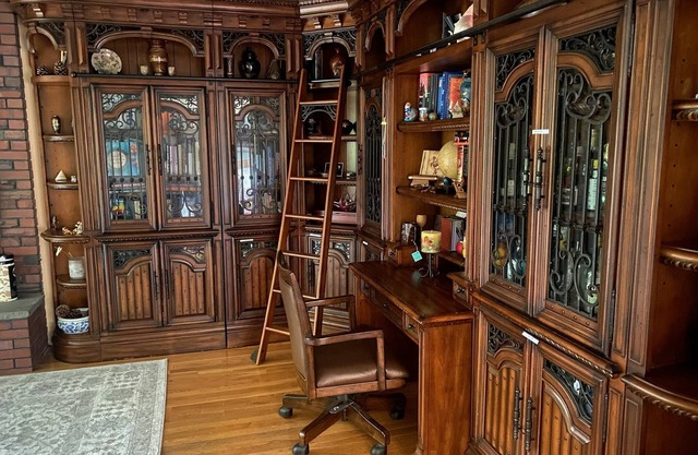 Quiet, upscale Boston Suburb stay-fast access to Boston hub and hospitals