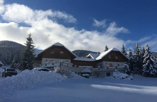 Quiet vacation apartment with mountain views