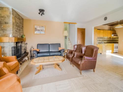Quiet valley view retreat, cleaning included