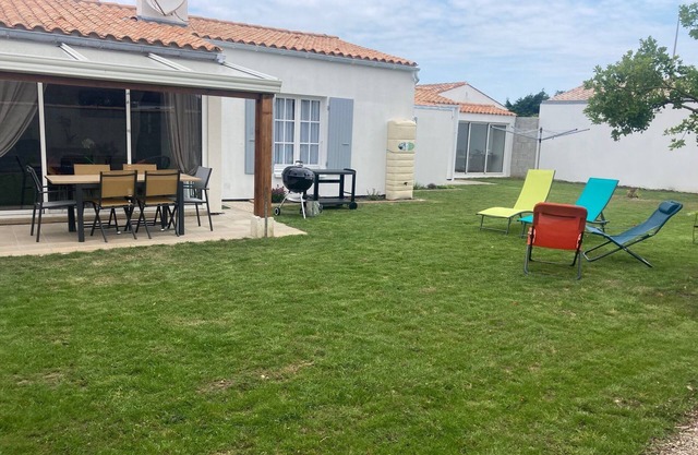 Quiet villa, 150m from the beach and 250m from the market