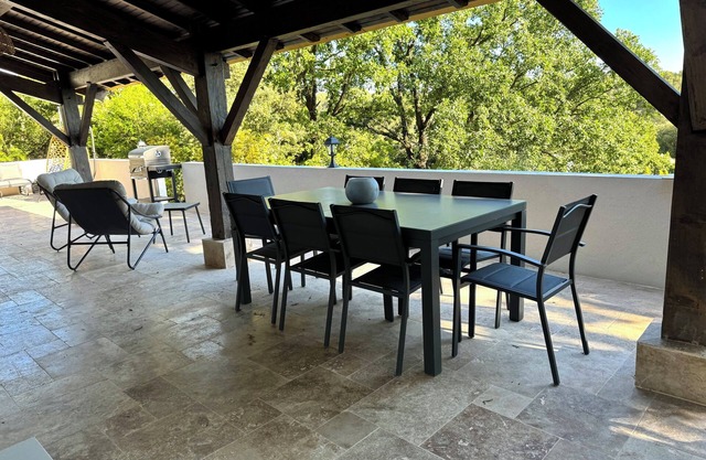 QUIET VILLA 15 MINUTES FROM AIX EN PROVENCE AND CASSIS