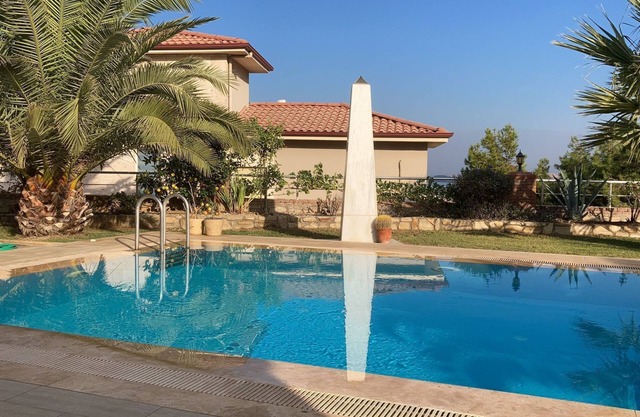 Quiet villa as a holiday home with pool and private garden