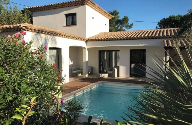Villa tranquila, vista a las colinas cerca del mar, piscina climatizada, CLIM
