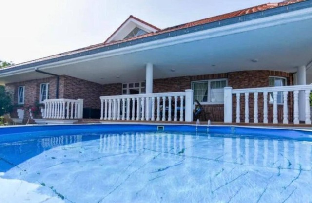 Villa tranquila con piscina y jardín