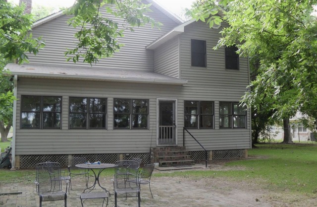 Quiet Waterfront Lakehouse with pier. Kid friendly. Natchez close by.