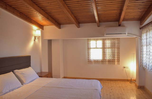 Quiet Wood-Style Maisonette