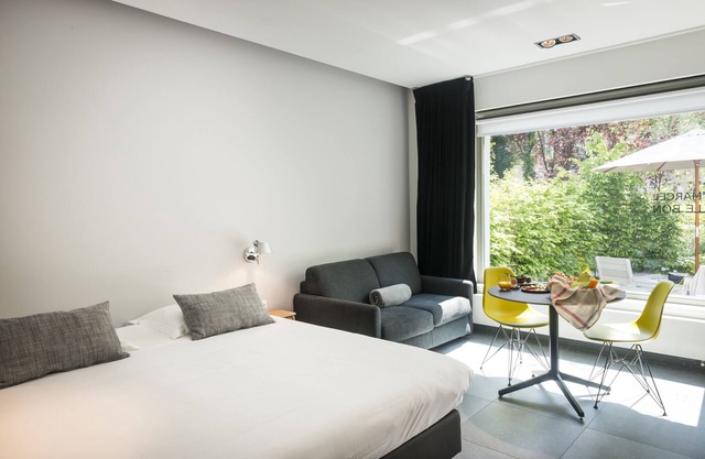 habitación de lujo situado en silencio plana en la planta baja con jardín y aparcamiento privado gratuito