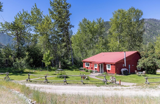 Quigley Cabin -Sleep to the sound of Brewster Creek right outside the window