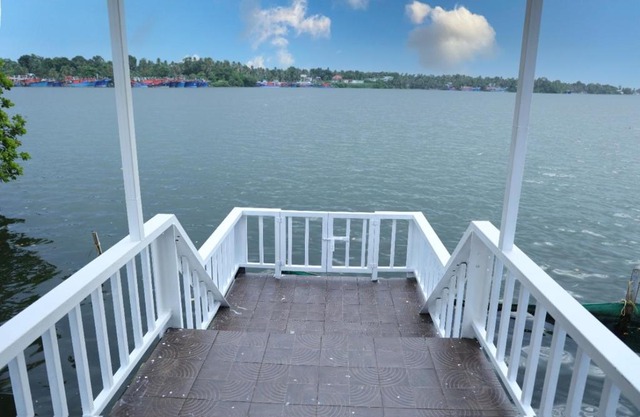 QUILON LAKE INN
