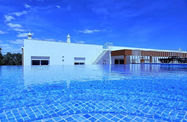 Quinta das Oliveiras: country house, pool, parking, wifi, AC, beach nearby