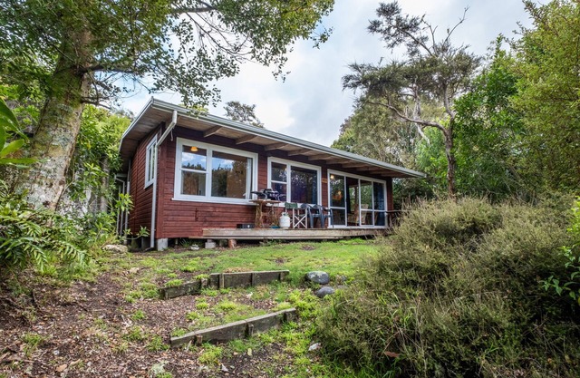 Quintessential Kiwi Kuratau Bach right on the lake front
