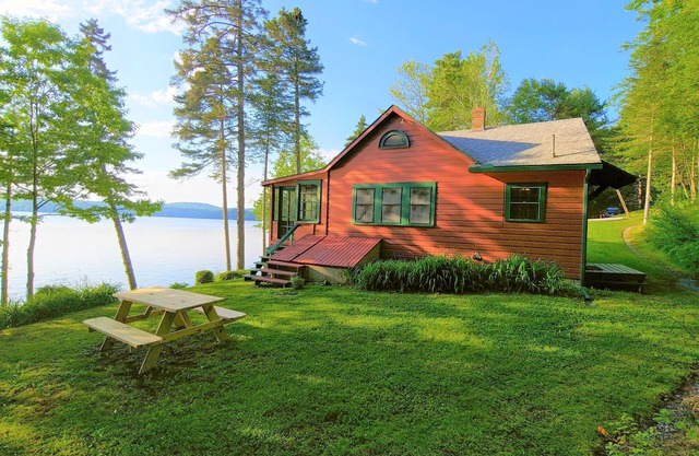 Quintaesencia de Maine Lake Cottage, Quanhawasset, un original de John Calvin Steven