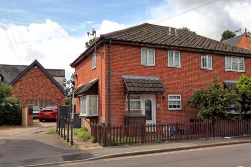 Quirky 2-Bed Brentwood Home Near High St & Station - With Parking