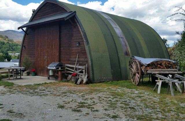 Quirky Barn Stay Experience, fully insulated, warm, beautiful mountain views,