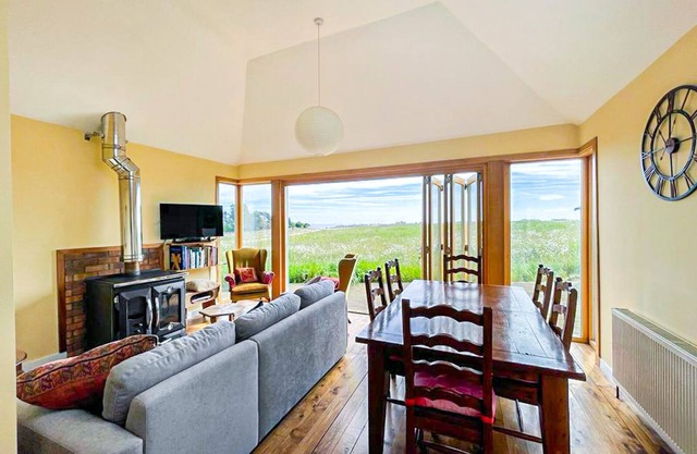 Quirky, Cosy 3BR Cottage w/ Patio in Canty Bay