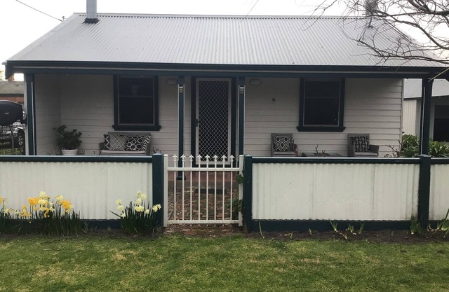 Quite cosy Cottage close to Port. Pet friendly