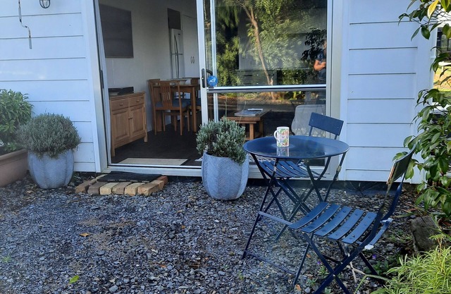 Quite country garden retreat with modern facilities close to Waiuku town.