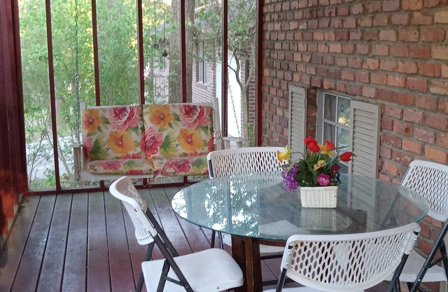 Quite cozy two bedroom one bath private leisure get a way....