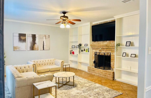 Quite & Peaceful Home in Houston off interstate I-10 and HWY 6, mins from Top Golf